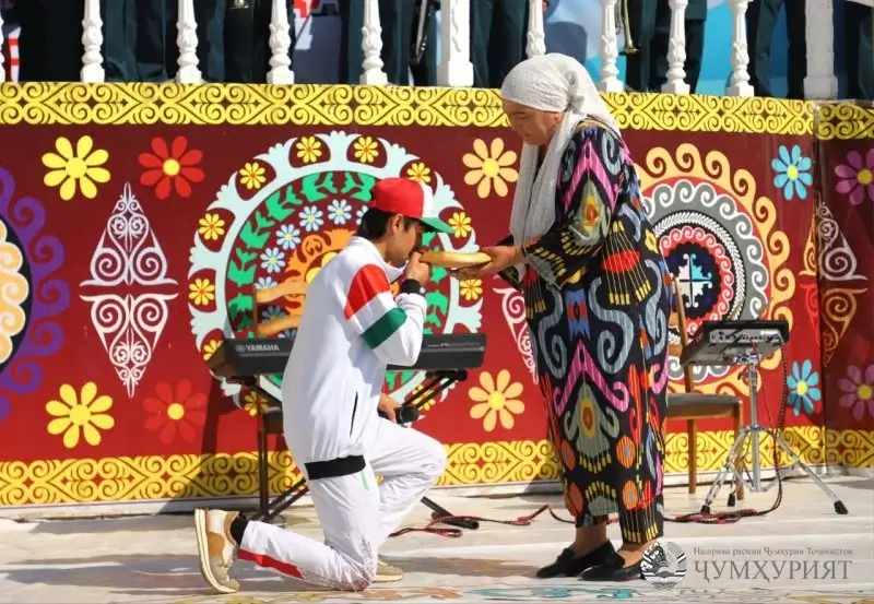 НОНГАЗОН. НАХУСТИН НАВАСКАРОНРО БА ХИЗМАТИ ВАТАН ГУСЕЛ КАРДАНД