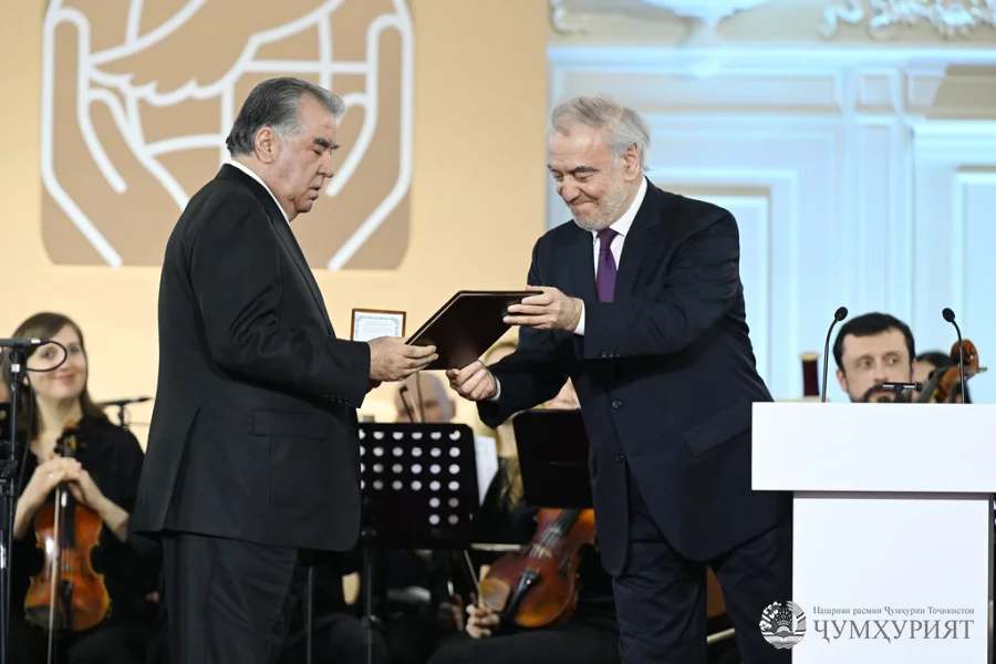 ПЕШВОИ МИЛЛАТ БА ҶОИЗАИ БАЙНАЛМИЛАЛИИ СУЛҲИ БА НОМИ ЛЕВ ТОЛСТОЙ САРФАРОЗ ГАРДИДАНД