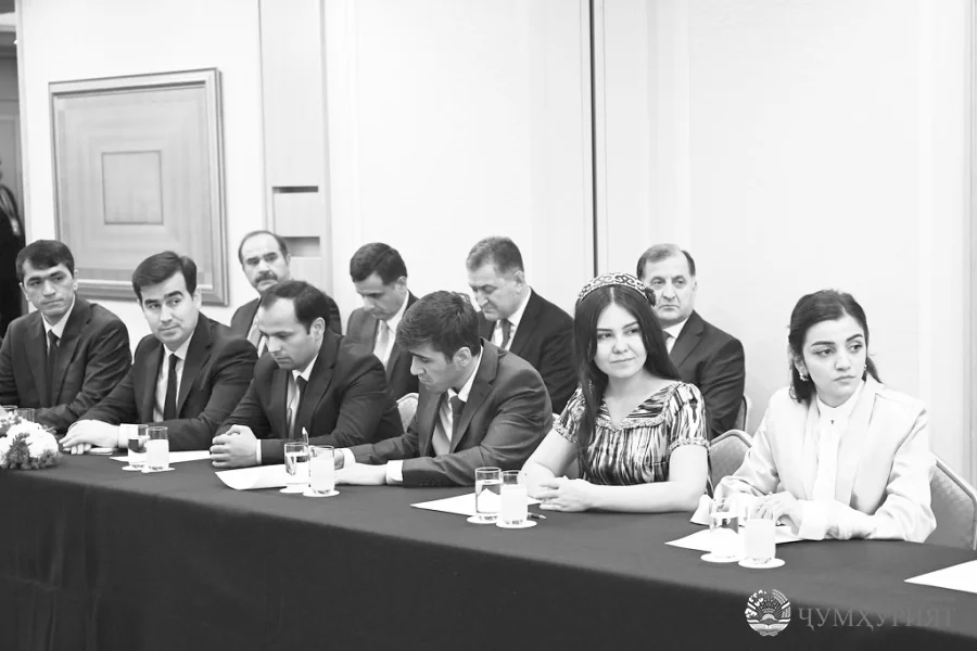 ВОХӮРИИ РОҲБАРИ ДАВЛАТ БО ДОНИШҶӮЁНИ ТОҶИК