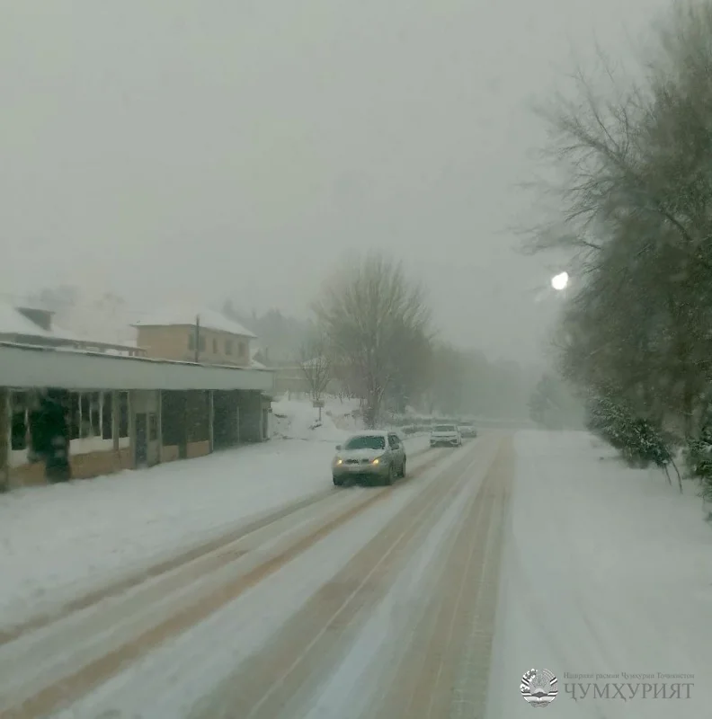 ЗИМИСТОН. ЯК БАРФ ПАРДА АЗ РӮИ ЧАНД КАМБУДИРО БАРДОШТ