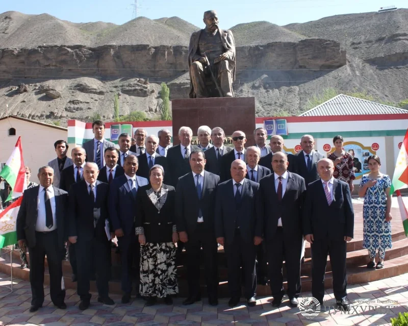 НОҲИЯИ АЙНӢ. "ҶУМҲУРИЯТ" ДАР ТАНТАНАИ ЗОДРӮЗИ УСТОД САДРИДДИН АЙНӢ ҚАДРДОНӢ ШУД