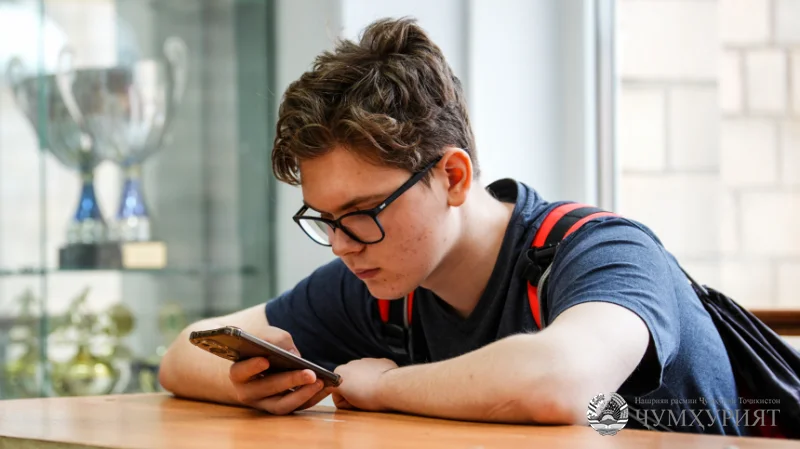 ҶАВОНОН ДАР ГИРДОБИ ШАБАКАҲО Ё ВАҚТЕ ИНТЕРНЕТ ИДОРА МЕКУНАД!