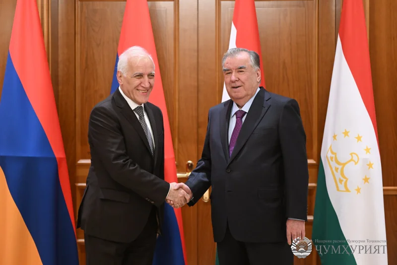 МУЛОҚОТИ ПЕШВОИ МИЛЛАТ БО ВААГН ХАЧАТУРЯН