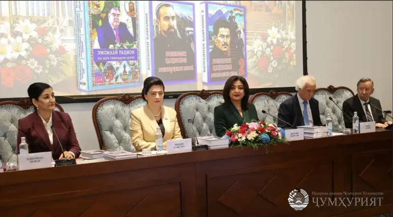 “ҶУМҲУРИЯТ” СЕ КИТОБИ ҶАШНИИ ХУДРО ДАР ПАРЛУМОН РӮНАМОӢ КАРД