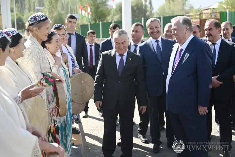 СИПОСНОМАИ РӮШОНИҲО БА ПЕШВОИ МИЛЛАТ. ДАҲ ОИЛА СОҲИБИ ХОНАҲОИ НАВ ШУД